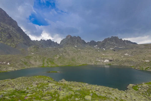 Verenik Platosu 'nda yer alan Kapl Lakes, Kakar Dağları Ulusal Parkı' dır..
