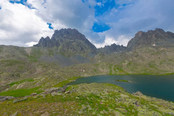 Verenik Platosu 'nda yer alan Kapl Lakes, Kakar Dağları Ulusal Parkı' dır..
