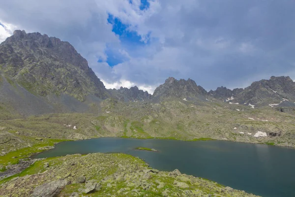 Verenik Platosu 'nda yer alan Kapl Lakes, Kakar Dağları Ulusal Parkı' dır..