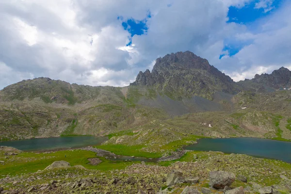 Verenik Platosu 'nda yer alan Kapl Lakes, Kakar Dağları Ulusal Parkı' dır..