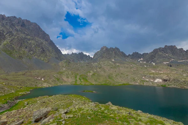 Verenik Platosu 'nda yer alan Kapl Lakes, Kakar Dağları Ulusal Parkı' dır..