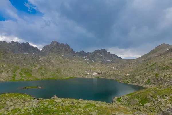 Verenik Platosu 'nda yer alan Kapl Lakes, Kakar Dağları Ulusal Parkı' dır..