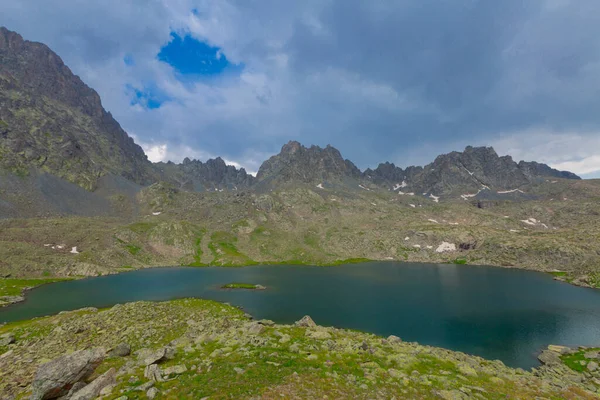 Verenik Platosu 'nda yer alan Kapl Lakes, Kakar Dağları Ulusal Parkı' dır..