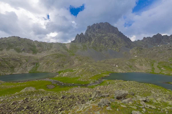 Verenik Platosu 'nda yer alan Kapl Lakes, Kakar Dağları Ulusal Parkı' dır..