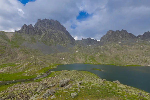 Verenik Platosu 'nda yer alan Kapl Lakes, Kakar Dağları Ulusal Parkı' dır..