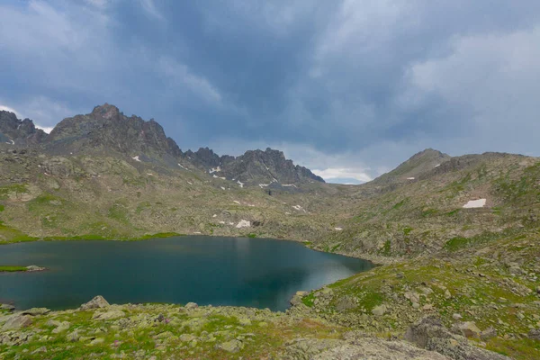 Verenik Platosu 'nda yer alan Kapl Lakes, Kakar Dağları Ulusal Parkı' dır..