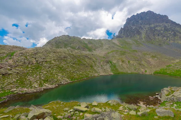 Verenik Platosu 'nda yer alan Kapl Lakes, Kakar Dağları Ulusal Parkı' dır..