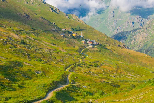 Verenik Platosu 'nda yer alan Kapl Lakes, Kakar Dağları Ulusal Parkı' dır..