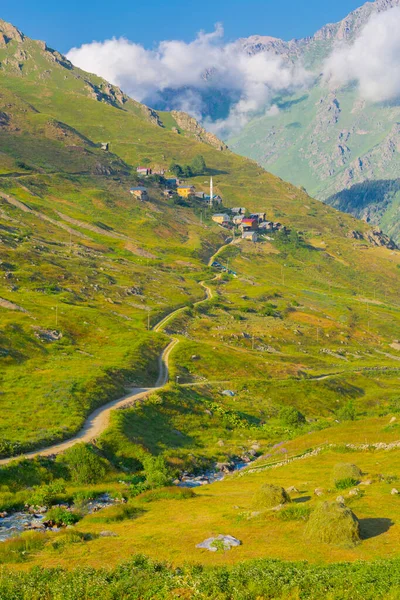 Verenik Platosu 'nda yer alan Kapl Lakes, Kakar Dağları Ulusal Parkı' dır..
