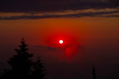 Camlihemsin 'deki Ayder Platosu. Güneş doğarken panoramik tahta kiraz manzarası. Hindi yolculuğu. Ayder Platosu 'nun 1350 metre yüksekliğindeki ahşap dağ evleri ile geniş bir çayır alanı vardır. Rize, Türkiye