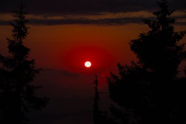 Camlihemsin 'deki Ayder Platosu. Güneş doğarken panoramik tahta kiraz manzarası. Hindi yolculuğu. Ayder Platosu 'nun 1350 metre yüksekliğindeki ahşap dağ evleri ile geniş bir çayır alanı vardır. Rize, Türkiye