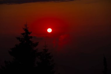 Camlihemsin 'deki Ayder Platosu. Güneş doğarken panoramik tahta kiraz manzarası. Hindi yolculuğu. Ayder Platosu 'nun 1350 metre yüksekliğindeki ahşap dağ evleri ile geniş bir çayır alanı vardır. Rize, Türkiye