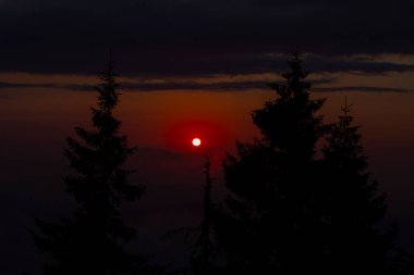 Camlihemsin 'deki Ayder Platosu. Güneş doğarken panoramik tahta kiraz manzarası. Hindi yolculuğu. Ayder Platosu 'nun 1350 metre yüksekliğindeki ahşap dağ evleri ile geniş bir çayır alanı vardır. Rize, Türkiye