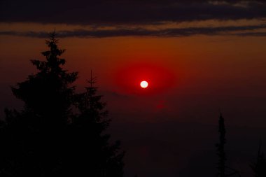 Camlihemsin 'deki Ayder Platosu. Güneş doğarken panoramik tahta kiraz manzarası. Hindi yolculuğu. Ayder Platosu 'nun 1350 metre yüksekliğindeki ahşap dağ evleri ile geniş bir çayır alanı vardır. Rize, Türkiye
