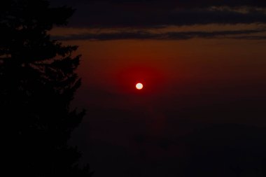 Camlihemsin 'deki Ayder Platosu. Güneş doğarken panoramik tahta kiraz manzarası. Hindi yolculuğu. Ayder Platosu 'nun 1350 metre yüksekliğindeki ahşap dağ evleri ile geniş bir çayır alanı vardır. Rize, Türkiye