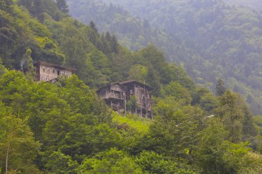 Camlihemsin 'deki Ayder Platosu. Güneş doğarken panoramik tahta kiraz manzarası. Hindi yolculuğu. Ayder Platosu 'nun 1350 metre yüksekliğindeki ahşap dağ evleri ile geniş bir çayır alanı vardır. Rize, Türkiye