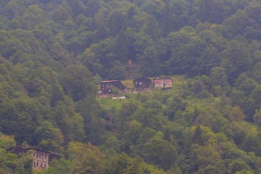 Camlihemsin 'deki Ayder Platosu. Güneş doğarken panoramik tahta kiraz manzarası. Hindi yolculuğu. Ayder Platosu 'nun 1350 metre yüksekliğindeki ahşap dağ evleri ile geniş bir çayır alanı vardır. Rize, Türkiye
