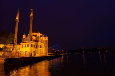 İstanbul. İstanbul 'da güneş doğarken Ortakoy Camii ile Boğaz Köprüsü' nün görüntüsü.
