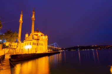 İstanbul. İstanbul 'da güneş doğarken Ortakoy Camii ile Boğaz Köprüsü' nün görüntüsü.