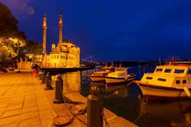 İstanbul. İstanbul 'da güneş doğarken Ortakoy Camii ile Boğaz Köprüsü' nün görüntüsü.