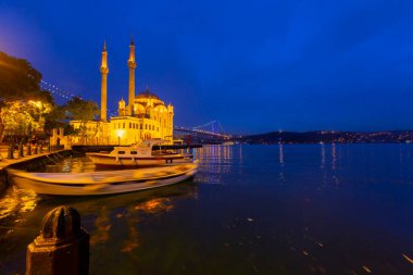 İstanbul. İstanbul 'da güneş doğarken Ortakoy Camii ile Boğaz Köprüsü' nün görüntüsü.