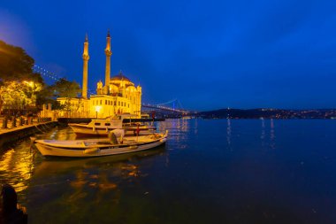 İstanbul. İstanbul 'da güneş doğarken Ortakoy Camii ile Boğaz Köprüsü' nün görüntüsü.