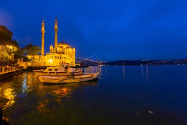 İstanbul. İstanbul 'da güneş doğarken Ortakoy Camii ile Boğaz Köprüsü' nün görüntüsü.