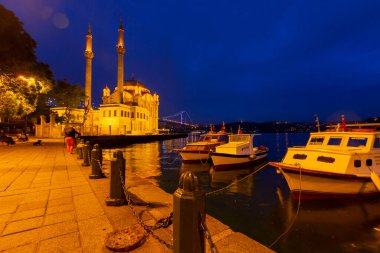 İstanbul. İstanbul 'da güneş doğarken Ortakoy Camii ile Boğaz Köprüsü' nün görüntüsü.