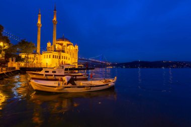 İstanbul. İstanbul 'da güneş doğarken Ortakoy Camii ile Boğaz Köprüsü' nün görüntüsü.