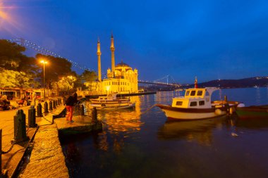 İstanbul. İstanbul 'da güneş doğarken Ortakoy Camii ile Boğaz Köprüsü' nün görüntüsü.