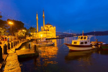 İstanbul. İstanbul 'da güneş doğarken Ortakoy Camii ile Boğaz Köprüsü' nün görüntüsü.
