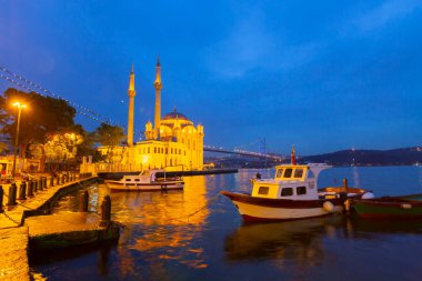 İstanbul. İstanbul 'da güneş doğarken Ortakoy Camii ile Boğaz Köprüsü' nün görüntüsü.