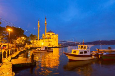 İstanbul. İstanbul 'da güneş doğarken Ortakoy Camii ile Boğaz Köprüsü' nün görüntüsü.