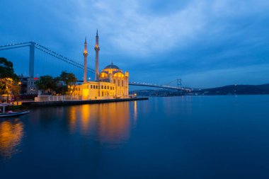 İstanbul. İstanbul 'da güneş doğarken Ortakoy Camii ile Boğaz Köprüsü' nün görüntüsü.