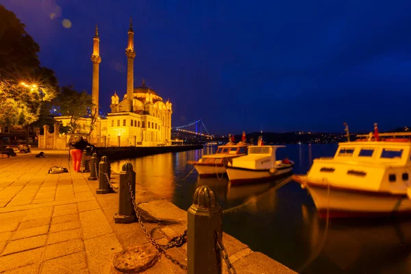 İstanbul. İstanbul 'da güneş doğarken Ortakoy Camii ile Boğaz Köprüsü' nün görüntüsü.