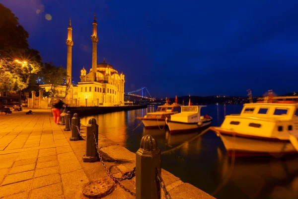 İstanbul. İstanbul 'da güneş doğarken Ortakoy Camii ile Boğaz Köprüsü' nün görüntüsü.
