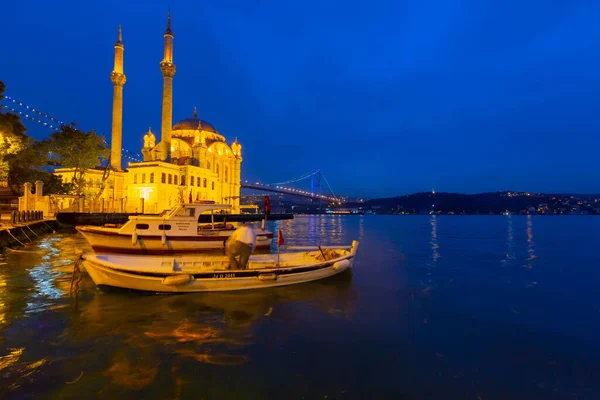 İstanbul. İstanbul 'da güneş doğarken Ortakoy Camii ile Boğaz Köprüsü' nün görüntüsü.