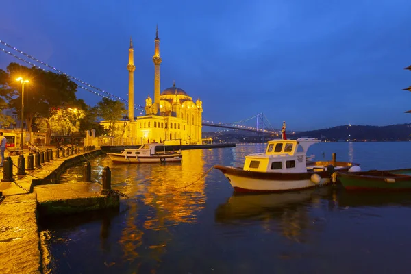 İstanbul. İstanbul 'da güneş doğarken Ortakoy Camii ile Boğaz Köprüsü' nün görüntüsü.