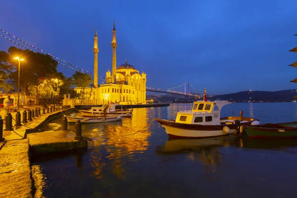 İstanbul. İstanbul 'da güneş doğarken Ortakoy Camii ile Boğaz Köprüsü' nün görüntüsü.