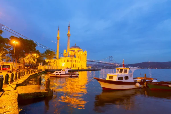 İstanbul. İstanbul 'da güneş doğarken Ortakoy Camii ile Boğaz Köprüsü' nün görüntüsü.