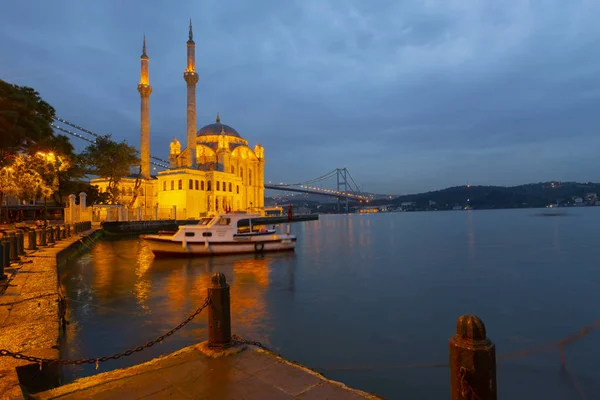 İstanbul. İstanbul 'da güneş doğarken Ortakoy Camii ile Boğaz Köprüsü' nün görüntüsü.