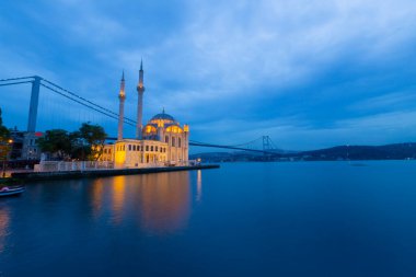 İstanbul. İstanbul 'da güneş doğarken Ortakoy Camii ile Boğaz Köprüsü' nün görüntüsü.