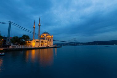 İstanbul. İstanbul 'da güneş doğarken Ortakoy Camii ile Boğaz Köprüsü' nün görüntüsü.