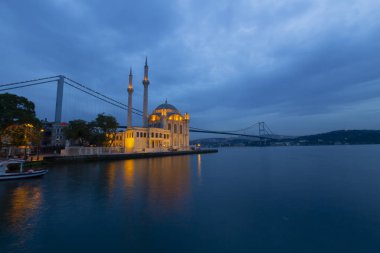İstanbul. İstanbul 'da güneş doğarken Ortakoy Camii ile Boğaz Köprüsü' nün görüntüsü.