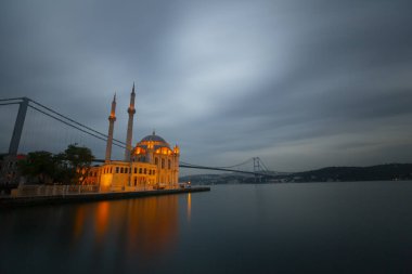 İstanbul. İstanbul 'da güneş doğarken Ortakoy Camii ile Boğaz Köprüsü' nün görüntüsü.
