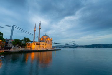 İstanbul. İstanbul 'da güneş doğarken Ortakoy Camii ile Boğaz Köprüsü' nün görüntüsü.