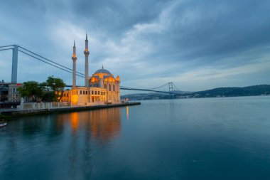 İstanbul. İstanbul 'da güneş doğarken Ortakoy Camii ile Boğaz Köprüsü' nün görüntüsü.