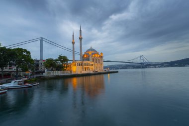 İstanbul. İstanbul 'da güneş doğarken Ortakoy Camii ile Boğaz Köprüsü' nün görüntüsü.