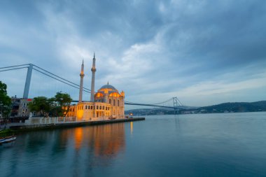 İstanbul. İstanbul 'da güneş doğarken Ortakoy Camii ile Boğaz Köprüsü' nün görüntüsü.