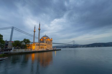 İstanbul. İstanbul 'da güneş doğarken Ortakoy Camii ile Boğaz Köprüsü' nün görüntüsü.